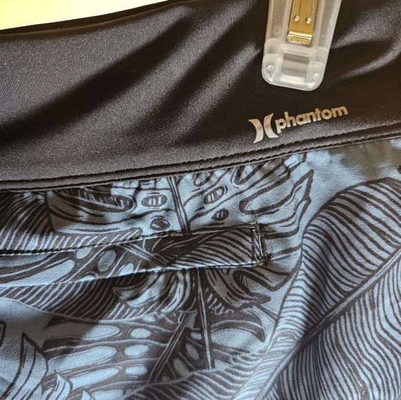 2/$20 Hurley XL Tropical Print Shorts - Picture 5 of 8